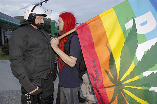 Steffen Geyer im Gespräch mit einem Polizisten, Fuckparade 2004