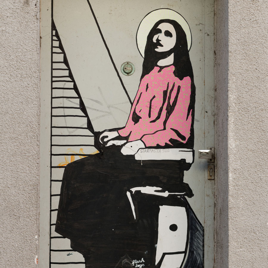 Jesus fährt auf einem Treppenlift - Streetart der flashboys