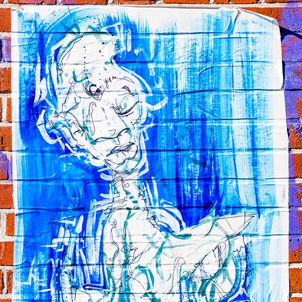 Blau-weißes Wandbild mit den skizzierten Umrissen menschlicher Gesichter und Körper.